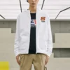 Farbenfrohe Freizeit-Serie: Kapuzenjacke mit Reissverschluss und Buchstabenprint „Weiss Rot“