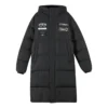 Lange Daunenjacke mit Buchstaben-Grafik „Black“
