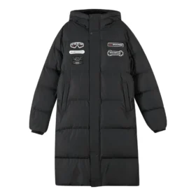 Lange Daunenjacke mit Buchstaben-Grafik „Black“
