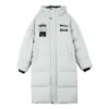 Lange Daunenjacke mit Buchstaben-Grafik „Weiss“